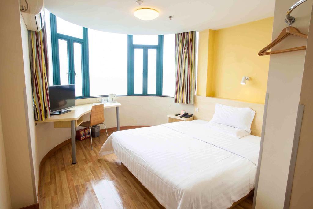 7Days Inn Wuzhou South Railway Station Cangwu Room photo