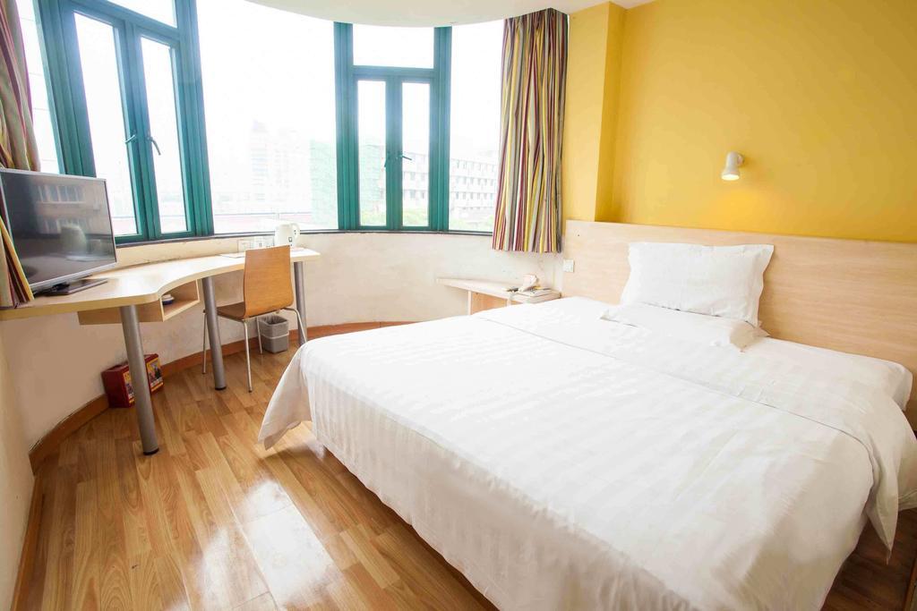 7Days Inn Wuzhou South Railway Station Cangwu Room photo